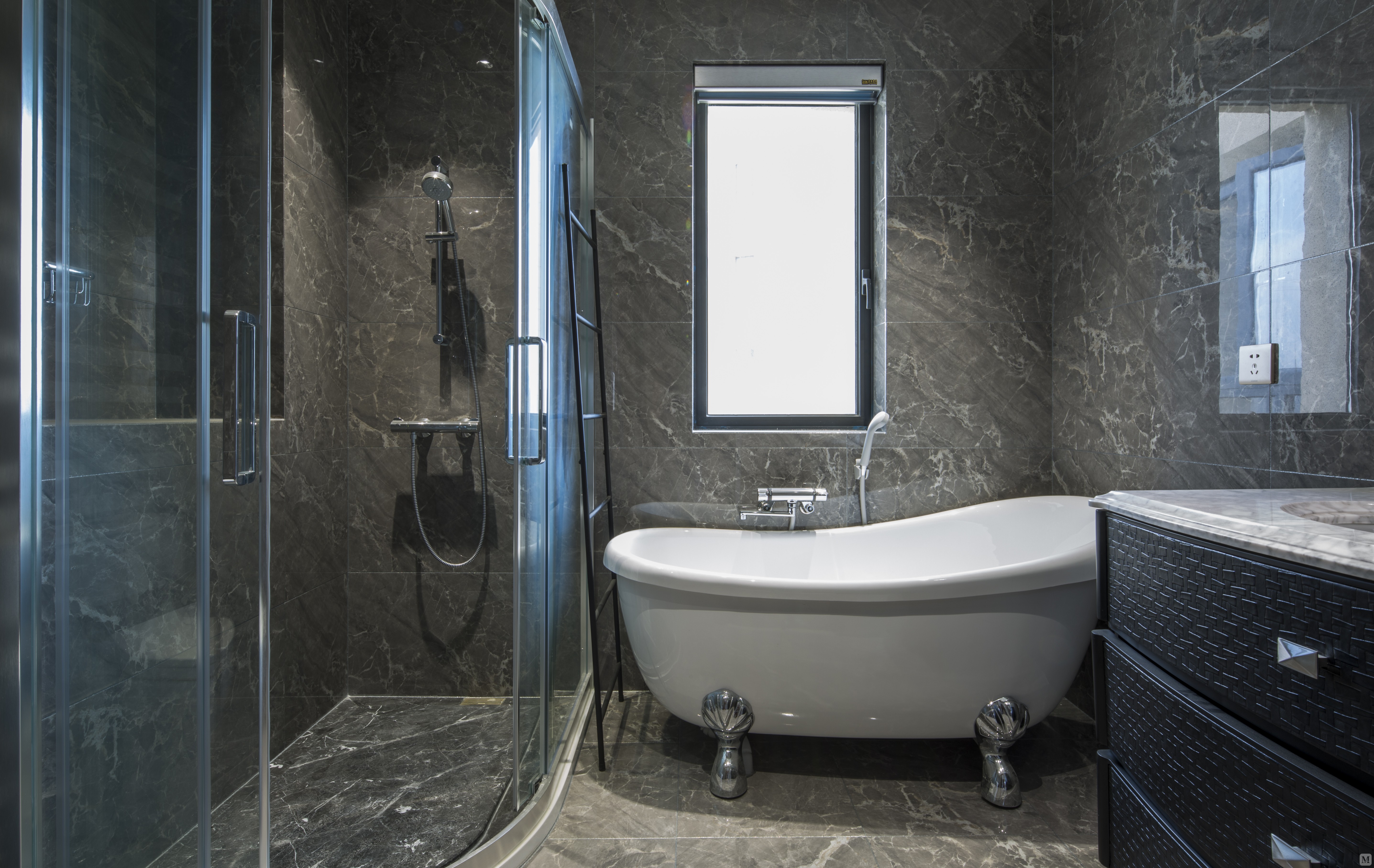 灰色大气的瓷砖给了整个卫生间品质的提升