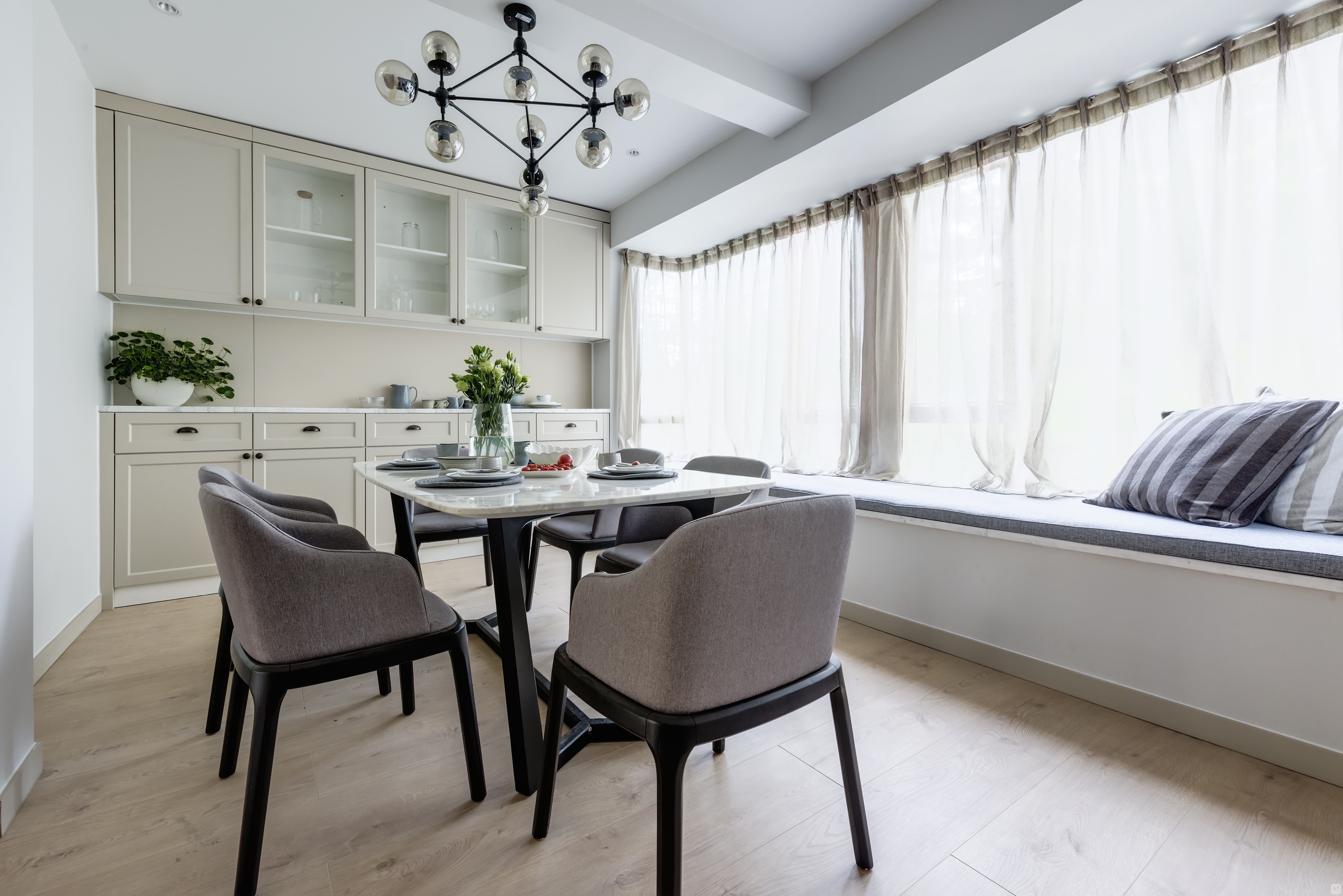 餐厅靠近一排长长的飘窗卡座,这里光线,视野都很好,也让用餐氛围变得