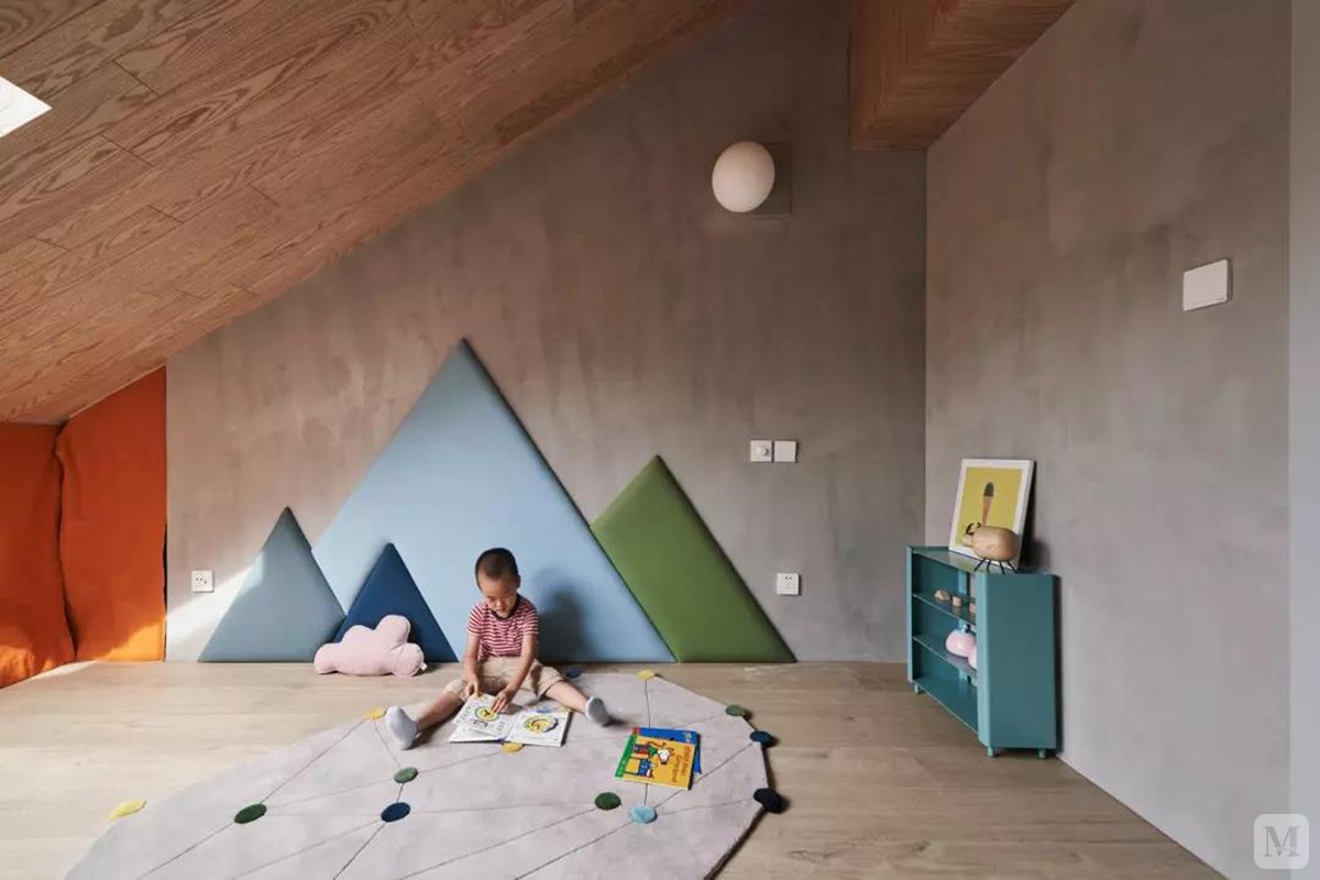 儿童房尚未布置床铺，以橙色幕帘遮挡了木质天花与墙面接壤的突兀感，同时也打造出一个简单方便的储物间，满地的玩具一瞬间就能收拾好。