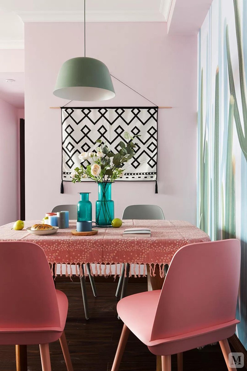 抹茶色的吊灯下,摆了一张木质餐桌,配合粉色餐桌布,而餐桌两边分别是
