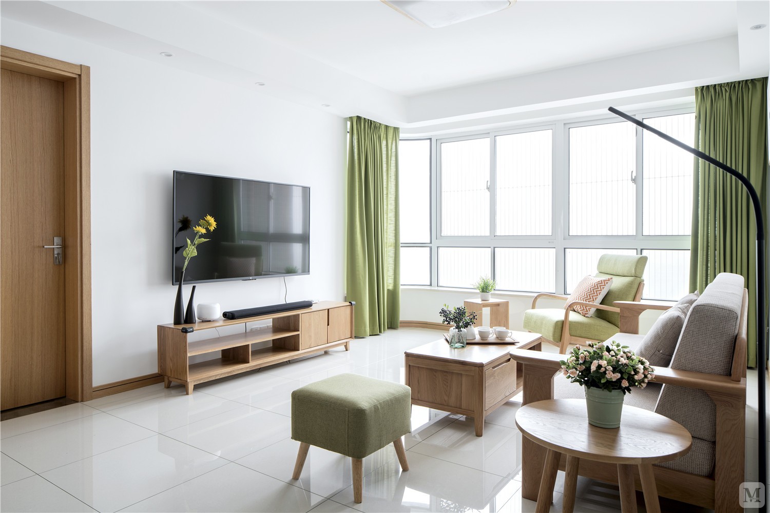 客厅主要以浅色调和极简设计为特色，它以简洁干净的纯白为底色，点缀以抹茶绿的软装，将不断变化的自然光线收入室内，隐隐透露出一种舒适、温暖的感觉。