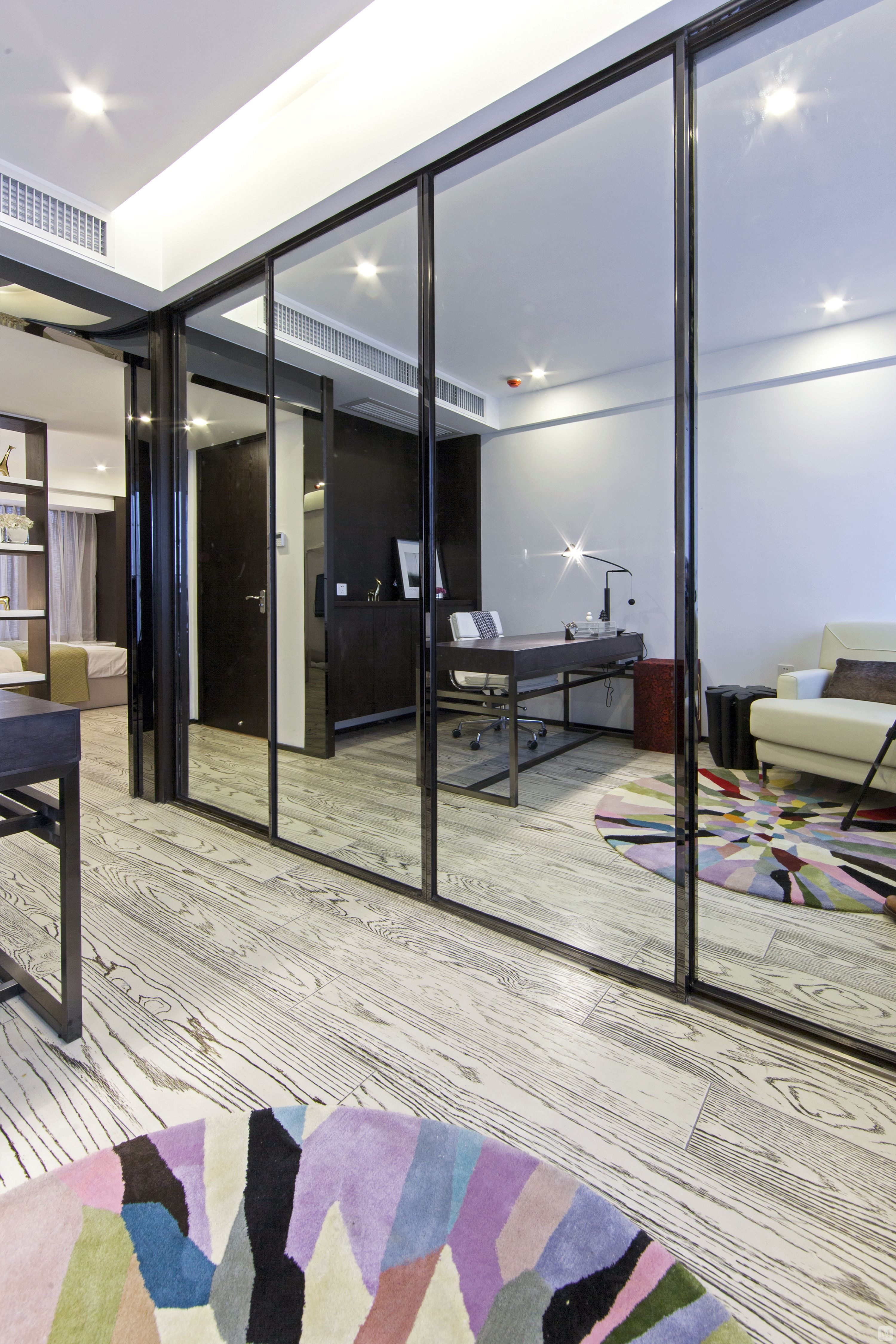 除了软装外,在硬装方面也会使用钢化玻璃,不锈钢等新型装修材料来增添