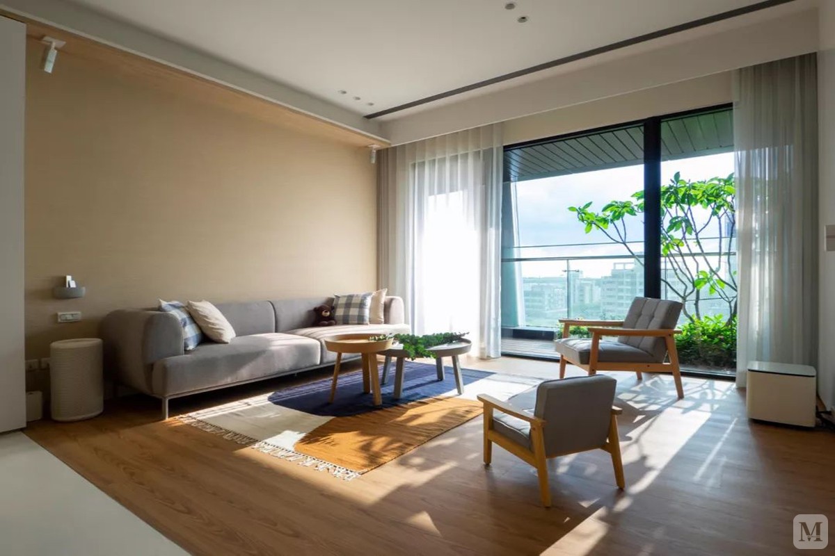 客厅以简约的空间，搭配自然的木质感，带来了一个轻松闲适的休闲空间。