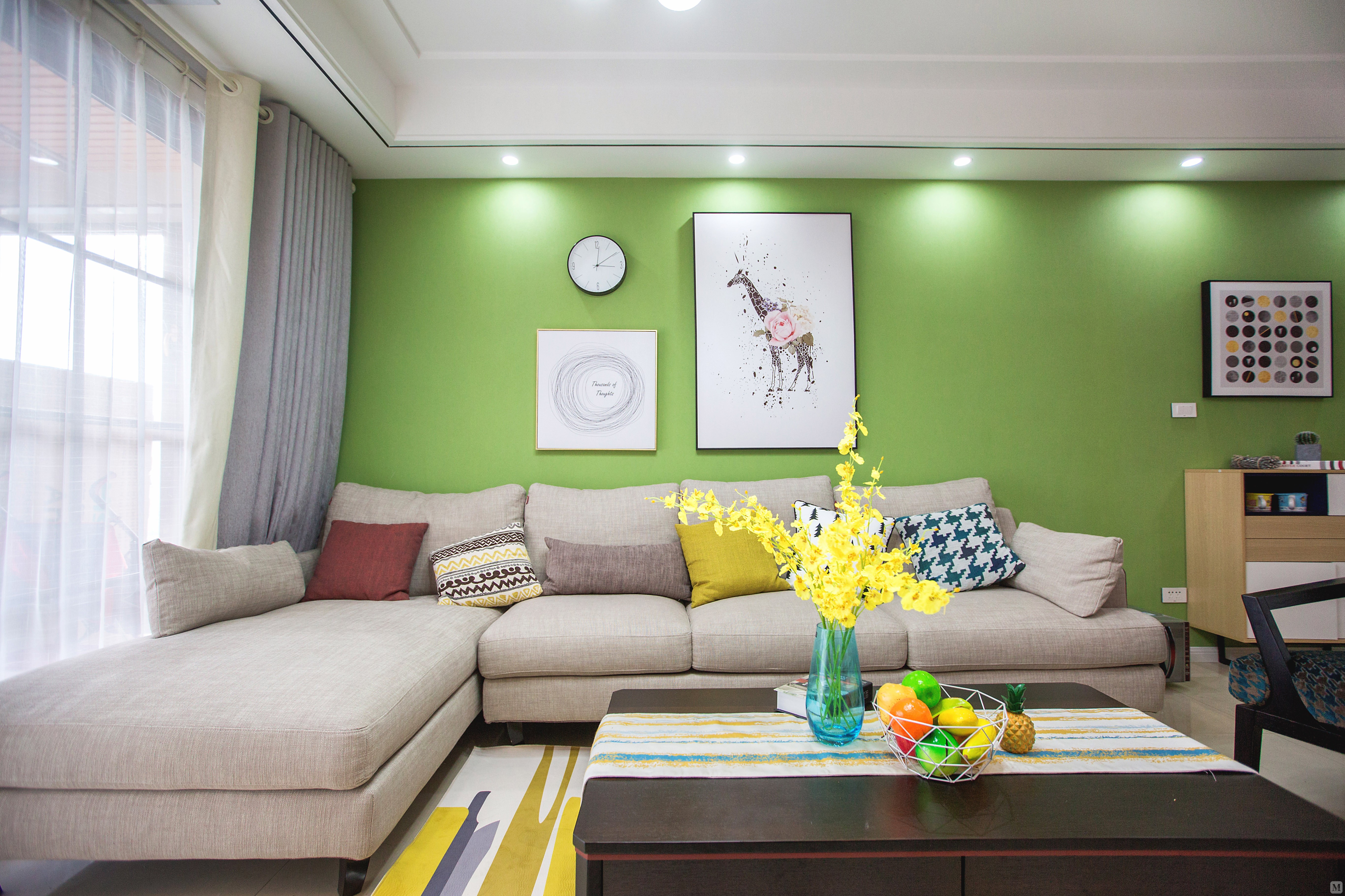 绿色也是护眼的颜色放在家里给人感觉清爽舒适,整个空间颜色干净清新