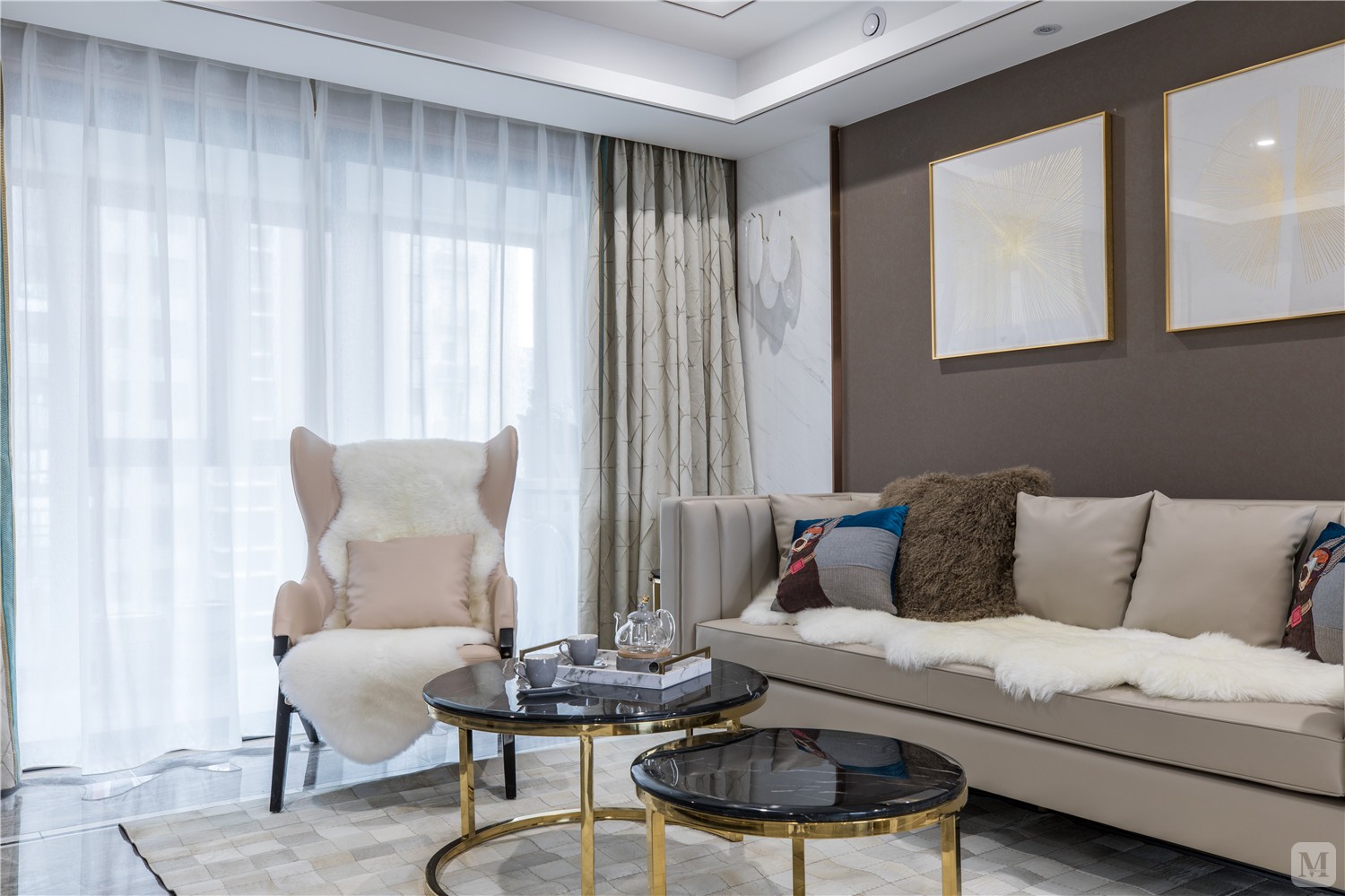 客厅墙面是雅士白石材,用玫瑰金不锈钢收口,深摩卡咖啡色艺术涂料作为