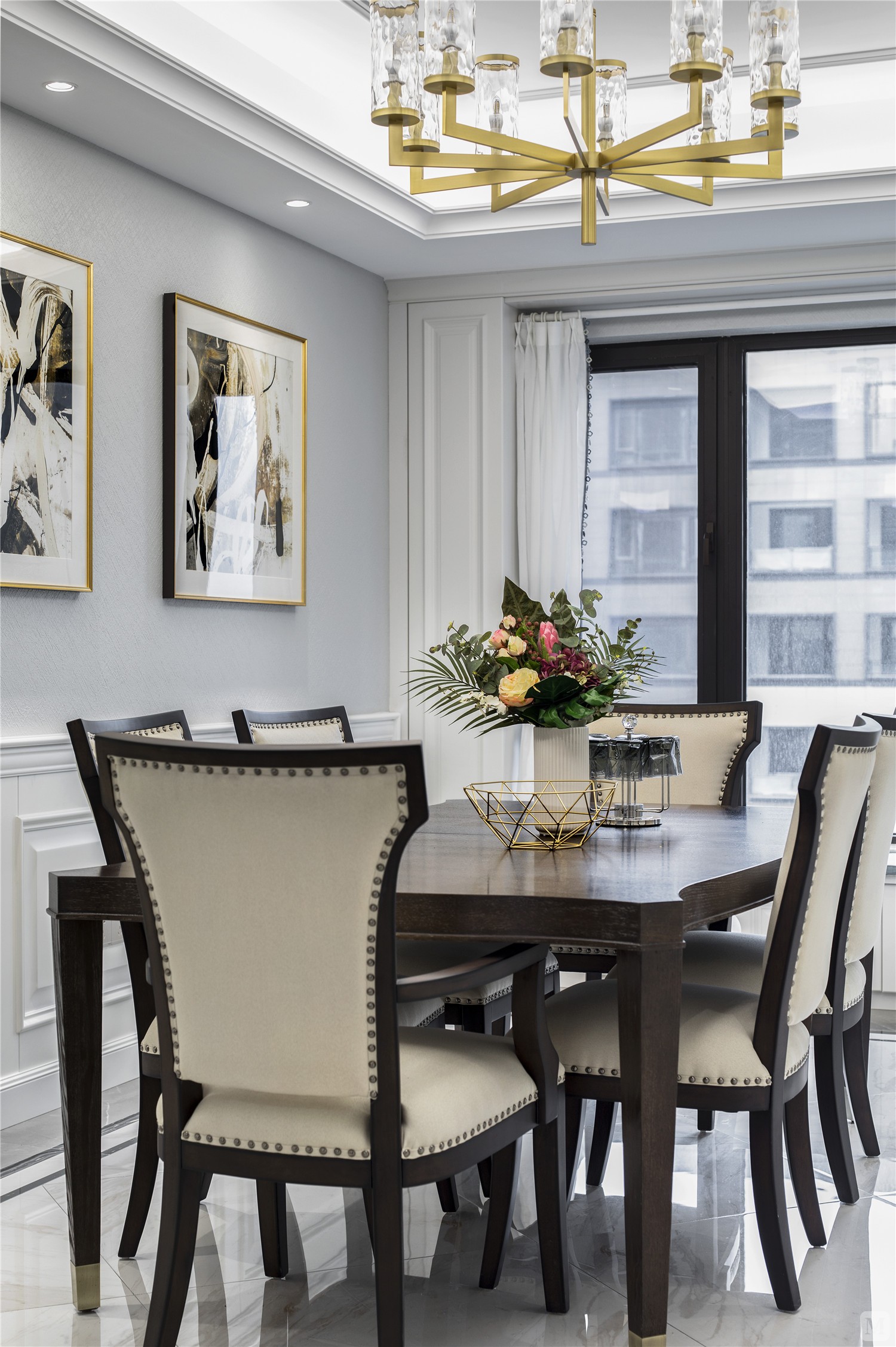 餐厅亚米色布艺餐椅和深木色的餐桌让人感觉温馨而舒适,整洁的立面