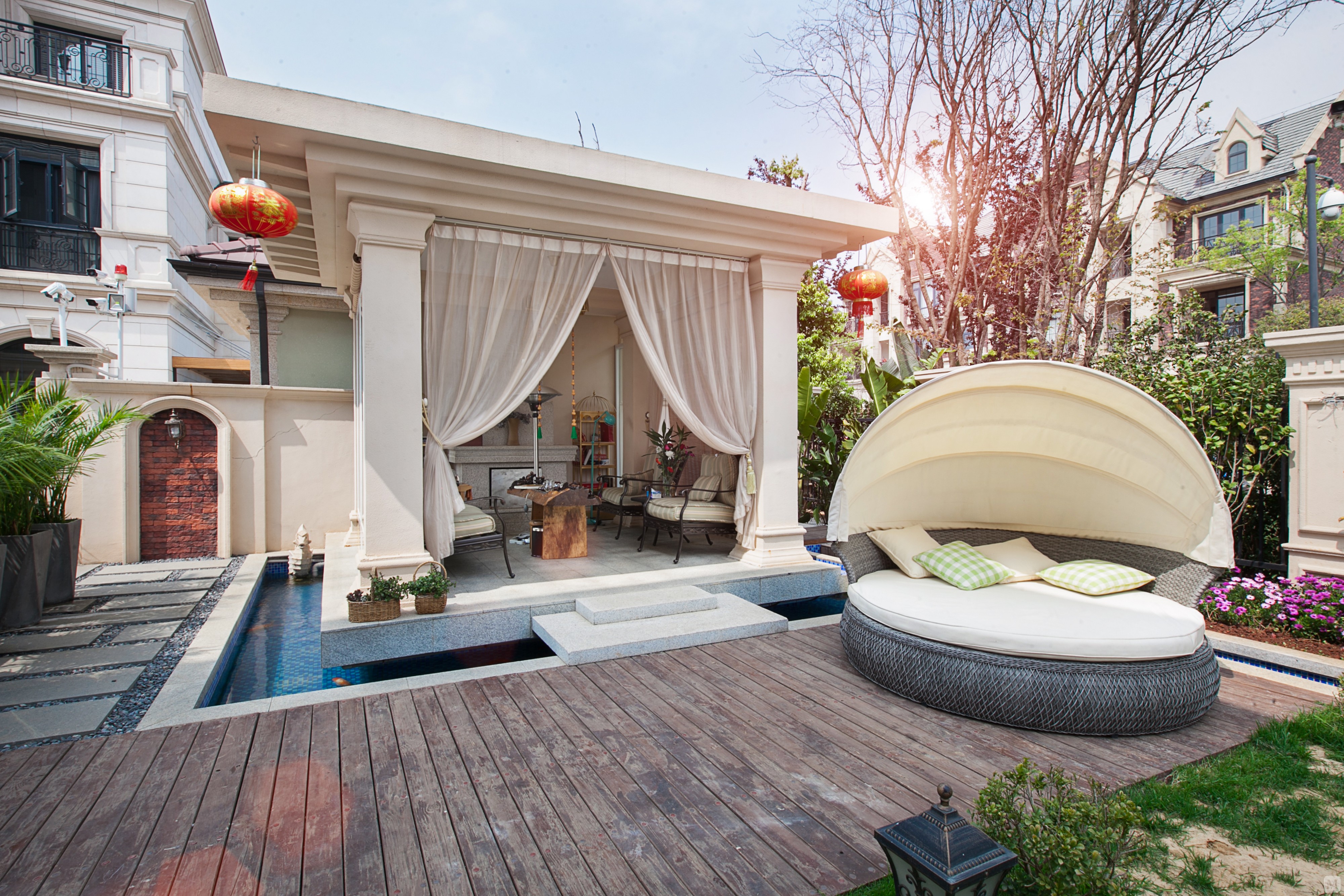 高端大气的硬装,结合温馨的品质软装,将空间填满却不拥挤,反而韵味