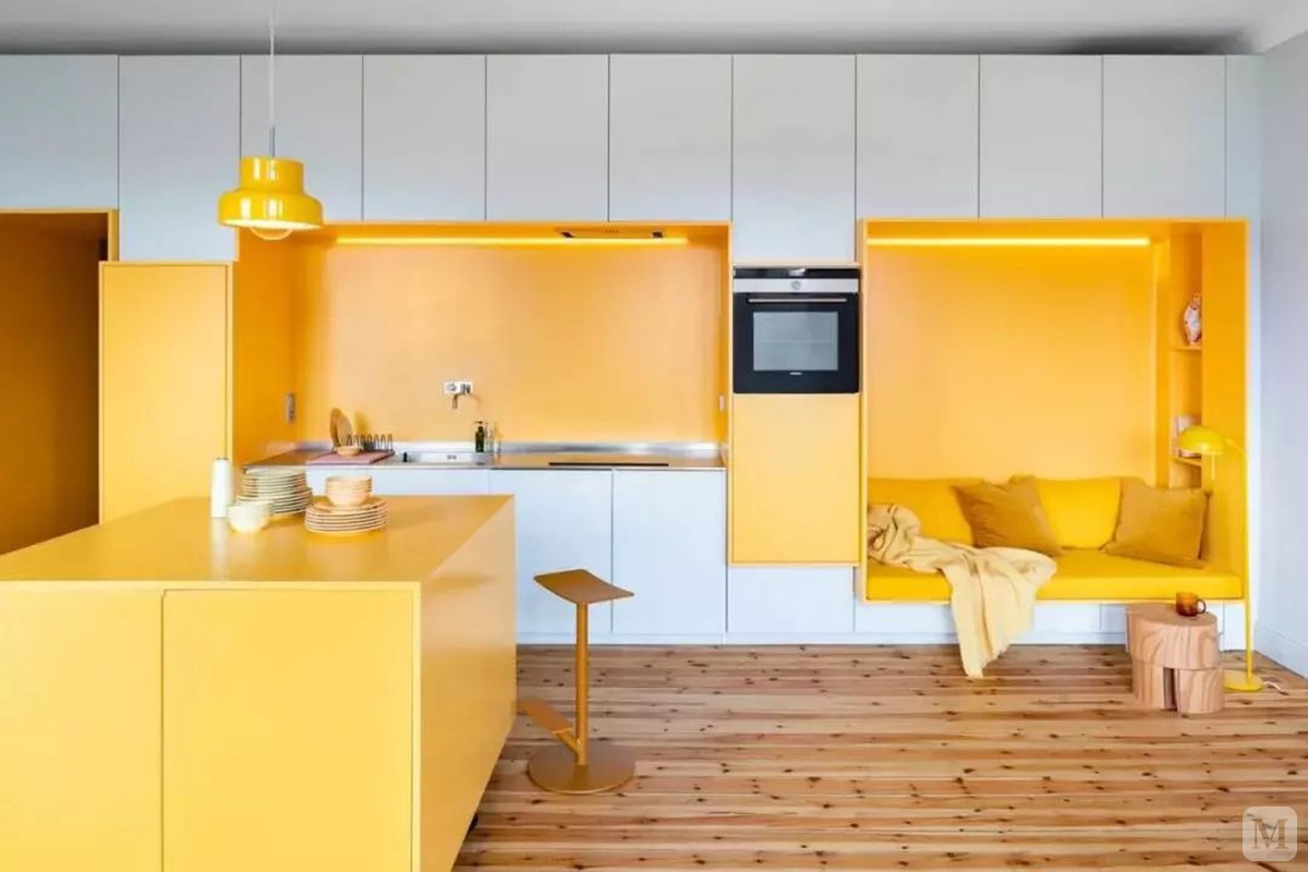 这套80平米的公寓，以现代简洁的空间，在简约的基调下加入大面积的黄色调，装扮出一个胆大心细的优雅温馨空间，充满了时尚端庄的感觉。