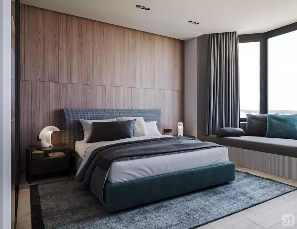 在饰面板床头背景墙基础，搭配上 墨绿色的床、地毯，呈现出安静舒适的卧室氛围。