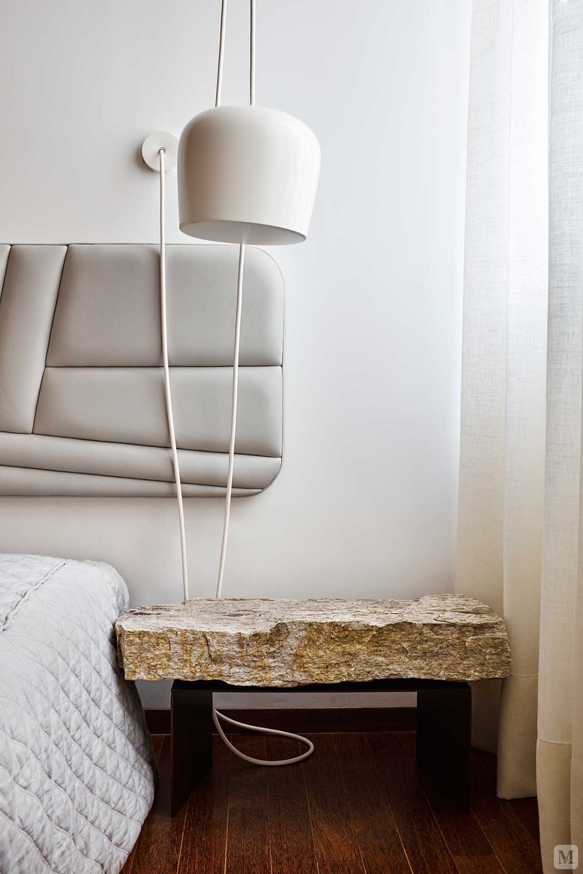 卧室的颜色主要以素白为主，简约但每个细节又富有设计感，简单中透着令人喜悦的舒适。

假石设计的床头柜是最独特的，很有原始森林的旷野。