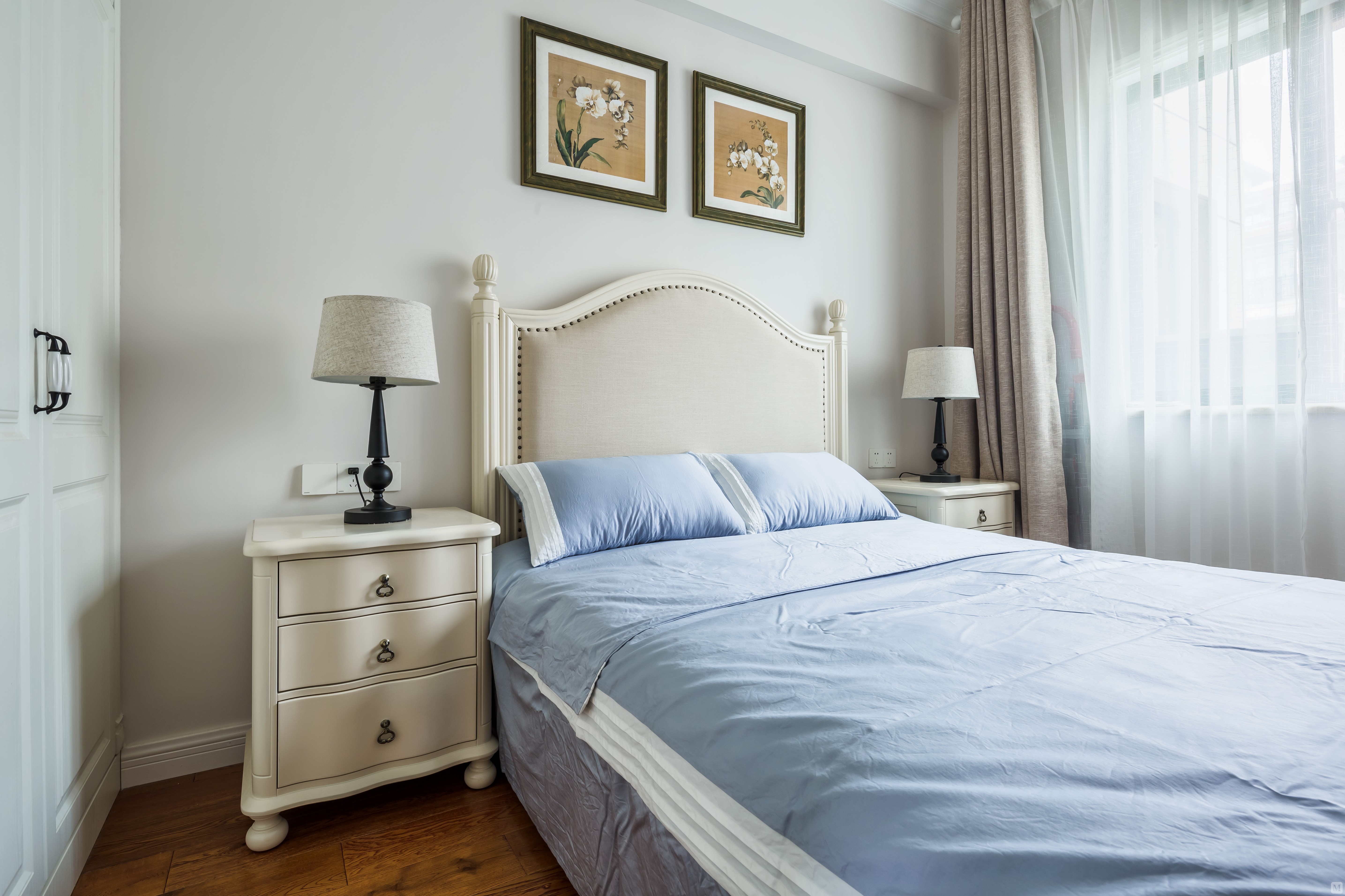 阳光的蓝色布满了小主人的卧室，整体衣柜的定制设计增大储物空间，整体的设计还是以简约的欧式风格为主，给人一种轻松安全感。