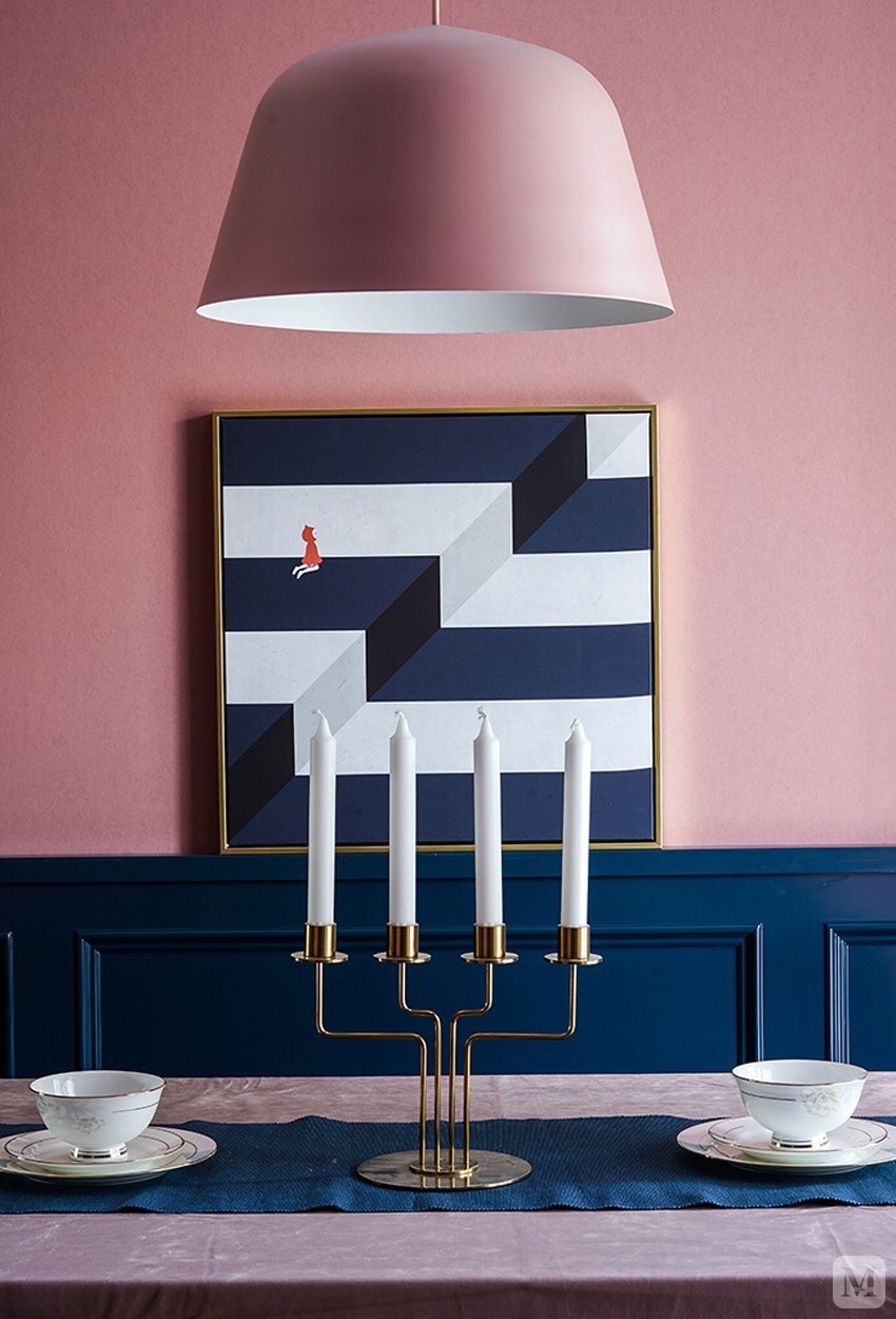 客厅业主最爱的脏粉色,搭配挂画的点缀,整个空间色彩碰撞的格外好看.