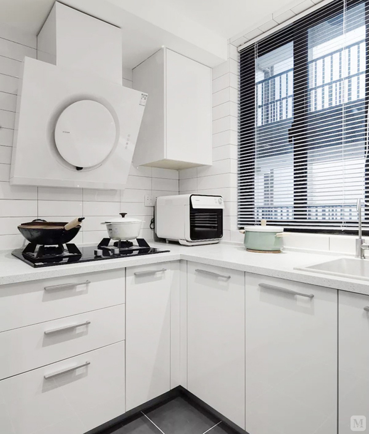 厨房选用白色的橱柜,墙面铺设白色哑光砖,搭配灰色地砖,整体显得干净
