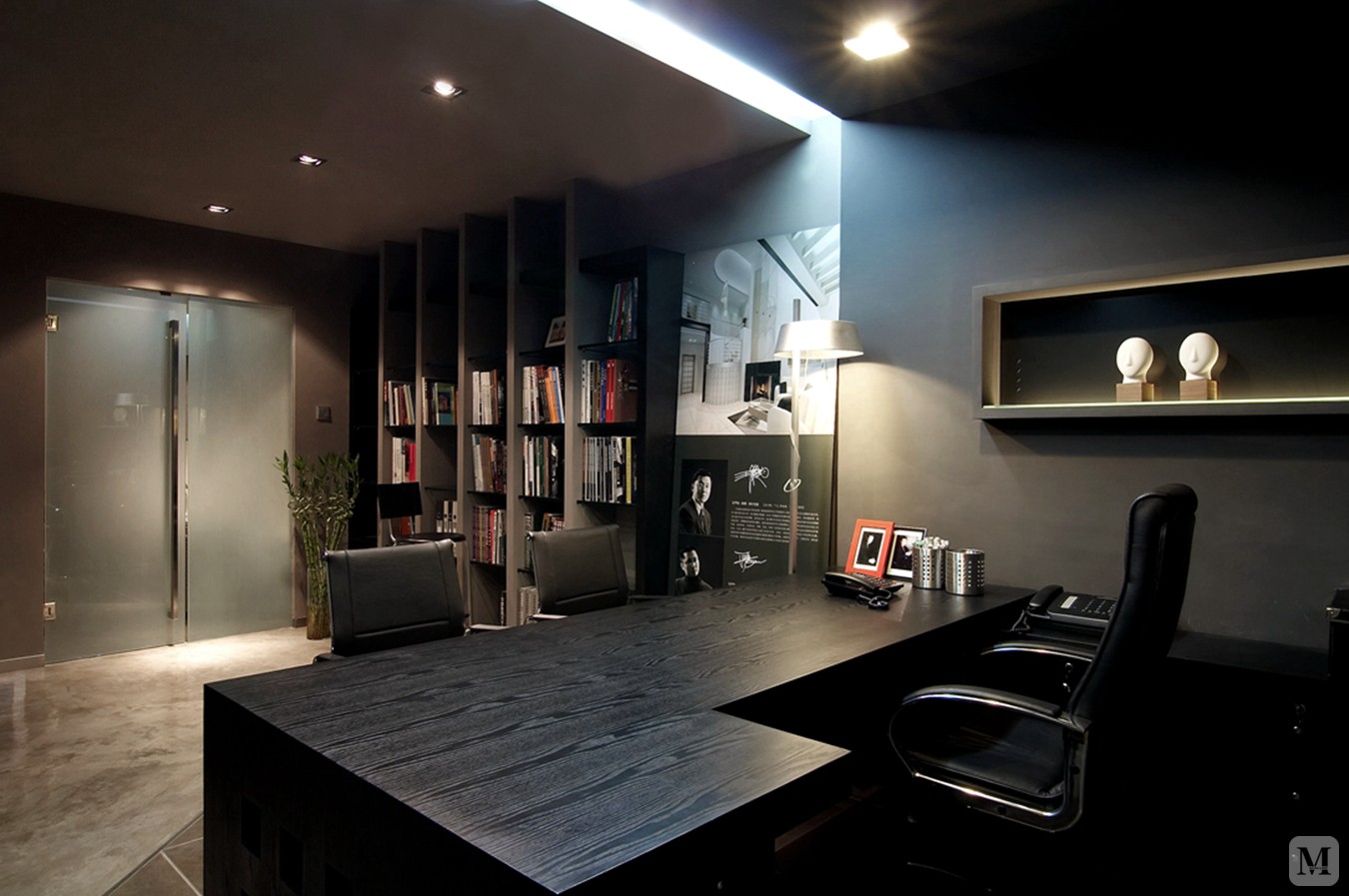 所以,办公设计不能盲目的进行奢华攀比,要讲究经济实用.