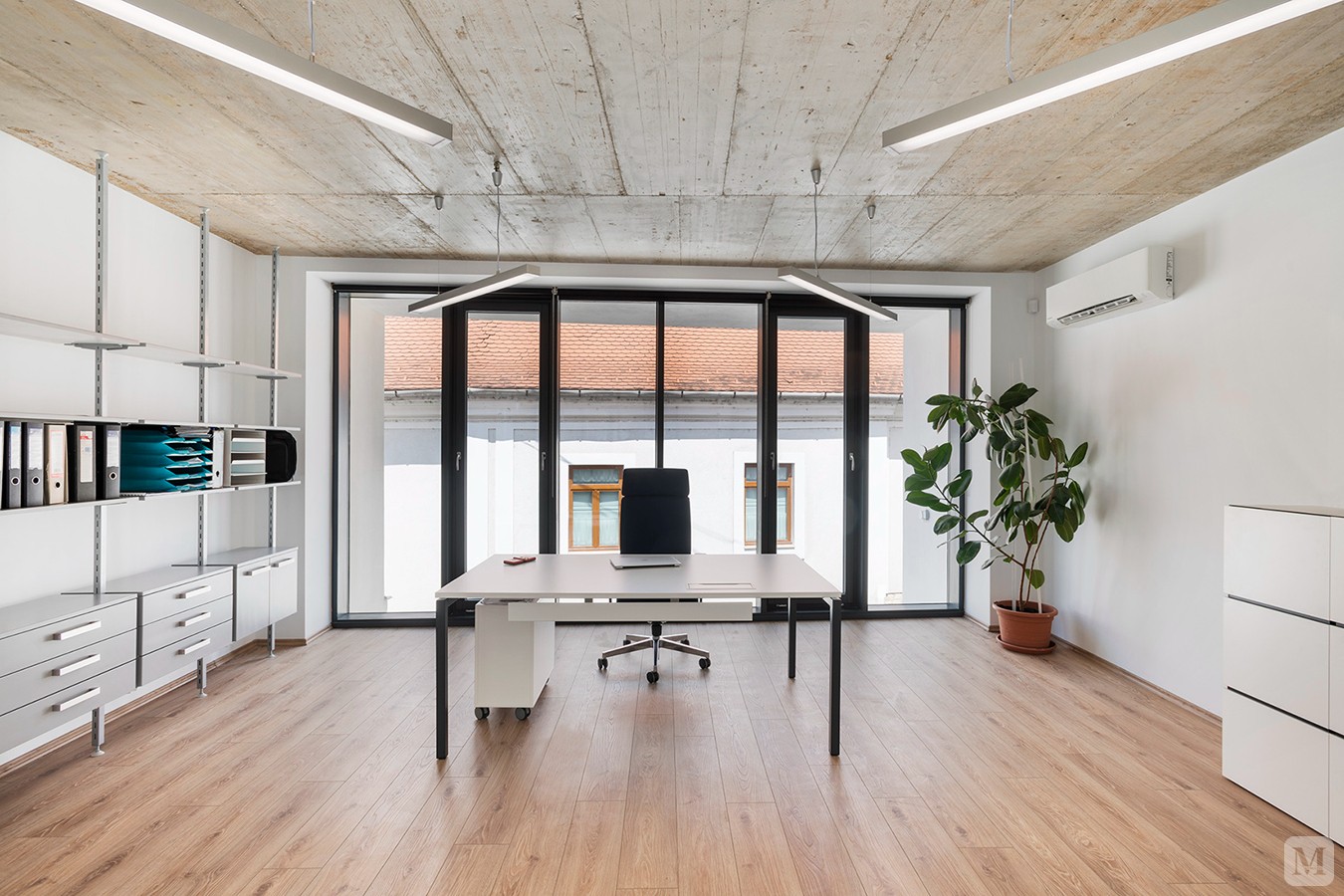 我们在办公区拐点处设计了一处玻璃房,引入天光设置了自然植物,将室外